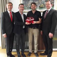 Öffnungszeiten von postbank finanzcenter simbach a. Streetwork Projekt Wir Gegen Gewalt Erhalt Spende Von Sparkasse Caritas Rottal Inn De