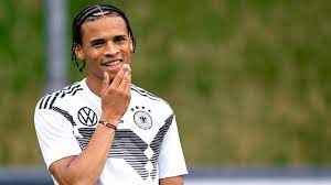 Leroy sane is a german winger who plays in the bundesliga for bayern munich. Fc Bayern Munchen Bei Leroy Sane Entscheiden Zwei Frauen Mit Bildplus Inhalt Bundesliga Bild De