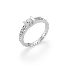 What Is The Difference Between Promise Ring And Engagement Ring Roberto Coin A commitment ring, also known as a promise ring has several different variations to what it can specifically mean. what is the difference between promise