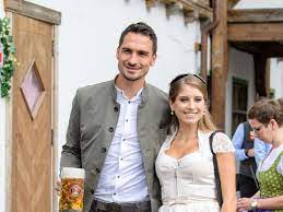 Ein anderer user meint, frau hummels sei ein „heißer anblick. Mats Hummels Ehefrau Cathy Hummels Frischt Sein Instagram Profil Auf Dortmund