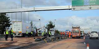 A26 is named the autoroute des anglais (motorway of the english) as it connects calais , the main point of arrival for cars and lorries from the uk, before continuing to troyes , and through the champagne. Bordeaux Un Camion Traverse La Rocade Et Tue Un Automobiliste Qui Arrivait En Face