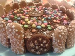 Torta Con Crema Di Mascarpone E Nutella Decorazione Con Smarties Cioccolato Pan Di Stelle E Biscotti Decorare Torte Torte Torta Speciale