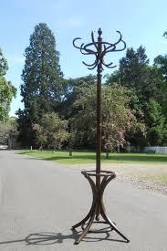 Španska trska se uglavnom koristi kod zamene sedeće površine ili naslona tonet stolica, ali se sve češće koristi kod izrada maski za radiator ili ispuna . Bentwood Beech Hat Coat Stand