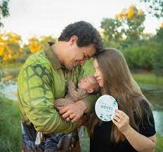 Bindi irwin was only eight years old when her father, steve irwin, died. Bindi Irwin And Chandler Powell Celebrate Two Weeks Of Happiness With Daughter Grace Aktuelle Boulevard Nachrichten Und Fotogalerien Zu Stars Sternchen