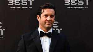 A volte le persone che stanno male, sono proprio quelle sempre solari,sempre pronte ad aiutare gli altri. The First Words Of Santiago Solari After His Goodbye To Real Madrid