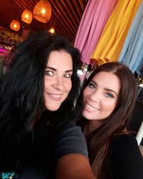Posted in entertainer with tags iris katzenberger on april 29, 2011 by beautifulgerman. Katzen Hochzeit Iris Jenny Werfen Sich Fur Dani In Schale Promiflash De