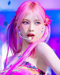 Karina with pink hair and the best clothes in this spicy era 😘🤍