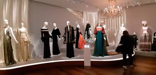 Non è detto che gli abiti da cerimonia debbano essere indossati solo in occasione di un matrimonio o di un battesimo: Abiti Da Sera Con Elementi Scolpiti Da Claude Lalanne Collezione Yves Saint Laurent Haute Couture Autunno Inverno 1969 C Yves Saint Laurent Photo Alexandre Guirkinger Artribune