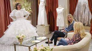 Sie probiert einige schicke modelle an, und entscheidet sich zu pennys und bernadettes entsetzen für einen albtraum mit volants. The Big Bang Theory Folge 11x22 Geek Germany
