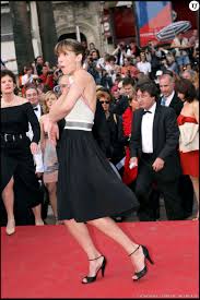 Hommage à bebel à venise. Sophie Marceau Rattrape Sa Bretelle Trop Tard Et Montre Son Sein Au Festival De Cannes En 2005 Terrafemina
