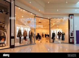 Mondovì; Cuneo; Italia - 07 dicembre; 2022: Oltre negozio di abbigliamento  a Mondovicino outlet village.oltre è un marchio lifestyle abbigliamento  donna an Foto stock - Alamy