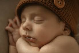 Ce petit trésor a été un amour tout au long du shooting 🌿 Un vrai petit  prince calme et curieux, dans une ambiance naturelle, douce et boisée,  pensée en lien avec l'univers