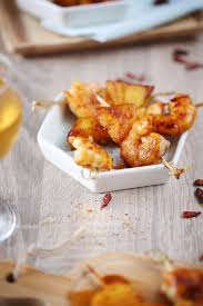 Brochettes De Crevettes Et Ananas Caramelises Au Piment D Espelette Chefnini Recette Recettes De Cuisine Brochette Crevette Crevette Ananas