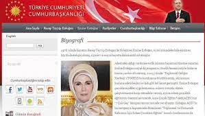 Başbakan recep tayyip erdoğan katıldığı bir programda sunucu olan kadir çöpdemir başbakan'a soyu sopunu ve musa'nın çocukları emine ile tayyip ki. Emine Erdogan In Ozgecmisi Kafalari Karistirdi