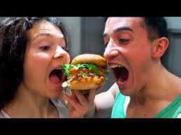 Les burgers sont un classique américain qui a conquis le monde et que l'on retrouve aussi bien dans les stands de rue (avec de longues files d'attente) que dans les restaurants trois étoiles qui ont pris le temps de créer une version gourmande du sandwich né à la. Le Meilleur Burger Au Monde Youtube