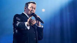 Diese zeit ist für sich schon ein wunderbares geschenk, um zu entschleunigen, besinnlich auf das jahr zurückzublicken und die feiertage zu genießen. Br Schlager Der Woche Roland Kaiser Gegen Die Zeit Br Schlager Radio Br De