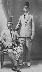 أب وابنه في احد استديوهات التصوير بالإسكندرية أوائل القرن الماضي reem egyptian history old egypt history