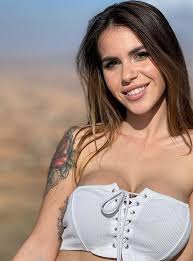 Angeliño porta con sé a Roma la bella Rocio Galindo