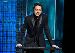 Als sohn von vater scott davidson und mutter (?) erlangte er im jahr 2021 als. Pete Davidson Height Weight Age Girlfriend Family Facts Biography