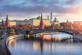 La russie est, de loin, le plus vaste pays du monde (plus de trente fois la superficie de la france), s'étendant sur environ 10 000 km d'ouest en est, de la baltique au pacifique (onze fuseaux horaires). Circuit En Russie Irresistible Russie 8 Jours Nationaltours