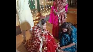 She is seen wearing a red coloured saree. Dcdgxytfocuggm