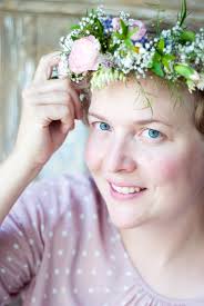 Do it yourself ♥♥ mache haarschmuck selbst mit unseren ideen und anleitungen für haarband, blumenkranz oder perlen ► hier entlang! Diy Blumenkranz Wunderschoner Midsommar Haarschmuck