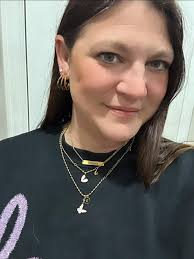 I have one pair of these sweet white & gold stainless hoops available! Only  NINE BUX & perfect for Valentine's! 🩷