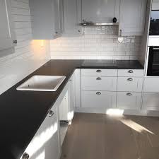 Ikea har noen fine benkeplater i stein (kompositt) som vi kan få kjøpt billig. Pin Pa Kjokken Kitchen