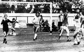 Arquivo da seleção brasileira (brazilian national team archive). 1978 Torcedor Se Mata Durante Brasil X Espanha Na Copa Da Argentina 15 06 2018 Banco De Dados Folha