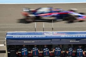 Kierowcy, menedżerowie i właściciele zespołów żyją w pośpiechu, zarówno na torze, jak i poza nim. Formula 1 Jazda O Zycie Czyli Jak Nadazyc Za Bolidami F1 Recenzja