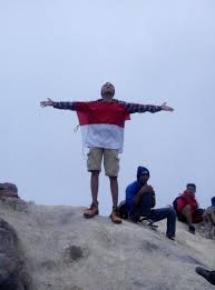 Istilah berdikari atau berdiri di atas kaki sendiri diperkenalkan oleh bung karno dalam pidato 17 agustus 1965, dimana ia menyatakan tahun itu sebagai tahun berdikari. Berdikari Berdiri Di Atas Kaki Sendiri Puncak Merapi Pendiri Kaki Atasan