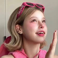 Elizabeth Jimison's Instagram, Twitter & Facebook