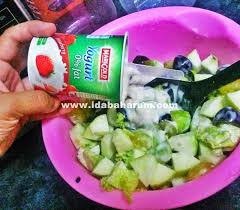 Sediakan 1 buah timun, 1 buah wortel, 1 buah tomat, 5 lembar selada, 1/2 bawang bombay. Resepi Salad Buah Buahan Yogurt Untungresepi Forshope Com