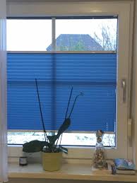 Das Blau Des Plissee Wirkt Frisch Und Munter Das Verleiht Dem Raum Unseres Kunden Sicher Belebenden Wind Plissee Plissee Rollos Raum