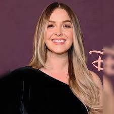 Lanette Cox's Instagram, Twitter & Facebook