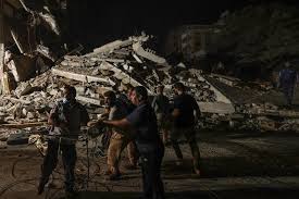 Palestinians celebrate the ceasefire brokered by egypt between israel and hamas in gaza city. 7 Kl7gu8cig Um