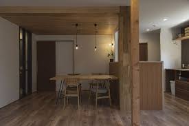 キッチン横の壁には 構造補強で柱を抱き合わせた部分に 床との相性を考慮し オーク材を貼って仕上げた 住宅リフォーム リノベーション リノベーション リフォーム