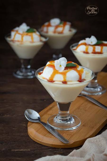 ISLAS FLOTANTES CON CREMA INGLESA
