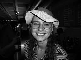 Heyy everyone! My name is Julia, I am a 21 year old student arriving in  Barcelona