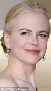 Nicole Kidman Accepts Growing Up Grey Fully As She Gets Back To Her Roots On The Red Carpet Gray Hair Growing Out Red Hair Going Grey Model Hair