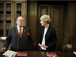Esta é também a história da única mulher que leu um comunicado do mfa e da mulher que, sem saber, deu nome à revolução, com os seus cravos. Capitaes De Abril E Parlamento Juntos Em Homenagem A Antonio Marques Junior Tvi24