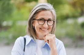 489 mila immagini, foto stock e illustrazioni esenti da diritti d'autore a  tema Donna campagna estate