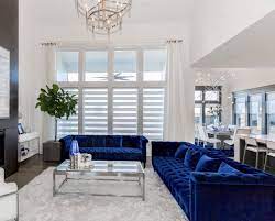 Majestic White And Blue Living Room Decor With Blue Velvet Tufted Sofa Blue Sofas Living Room Blue And White Living Room Blue Living Room Decor