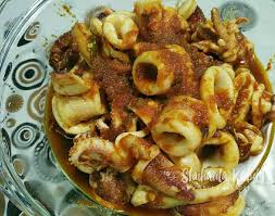 Masukkan bunga lawang, kayu manis, serai. Resepi Sotong Masak Kicap Pedas