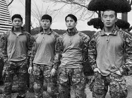 왼쪽의 순서부터 김범석 , 육준서 , 정종현 , 김상욱 님입니다. ê°•ì² ë¶€ëŒ€ ìœ¡ì¤€ì„œ ê³µê°œí•œ Udt ë‹¨ì²´ ì‚¬ì§„ í'ë°± ì¹´ë¦¬ìŠ¤ë§ˆ ë„¤ì´íŠ¸ ë‰´ìŠ¤
