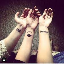 Family Tattoo 30 Tatouages Pour Celebrer Ses Racines C Pinterest Instagram Friendship Tattoos Matching Best Friend Tattoos Sibling Tattoos