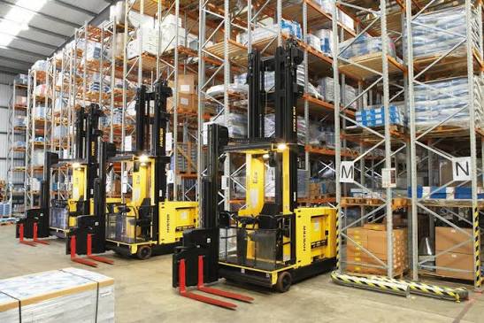 xe nâng đang hoạt động trong nhà kho công nghiệp