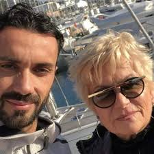 L'abbraccio di Mugnano a Raffaele Palladino, è morta la mamma Rosa  https://nap.li/jXyH