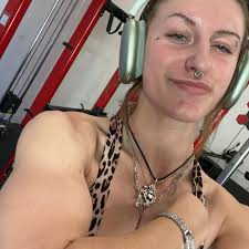 📢MEMBER MONDAY📢 Meet Leah Smith🤭: “Hi! My name is Leah Smith and I am a  psychology major with a minor in criminology. My fitness journey started at  a young age with soccer,