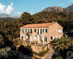 The hotel is in the center of the city. Residence L Aiglon Appart Hotels Serriera
